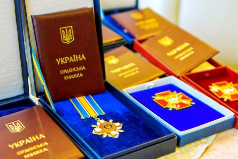 Зеленский наградил посмертно орденом "За мужество" четырех военных, погибших на Донбассе