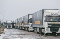 В грузовиках с гумпомощью Ахметова нашли запрещенные предметы