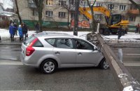 На Куреневке фонарный столб упал на автомобиль и оборвал линию движения троллейбусов