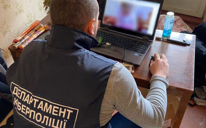 Кіберполіція викрила чоловіка, який взяв гроші і не вивіз людей з Маріуполя