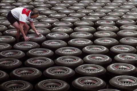 Один з найбільших виробників шин Bridgestone йде з російського ринку
