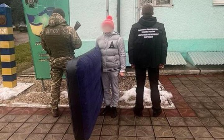 На надувному матраці та в дитячій шапці: на Закарпатті затримали чоловіка, який намагався незаконно потрапити за кордон