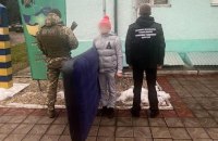 На надувному матраці та в дитячій шапці: на Закарпатті затримали чоловіка, який намагався незаконно потрапити за кордон