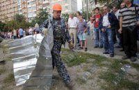 Попова забросали камнями на скандальной стройке