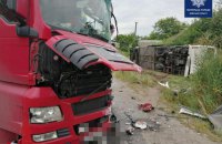 На Київщині трапилася аварія з пасажирським автобусом, фурою і легковиком, є загиблий та поранені