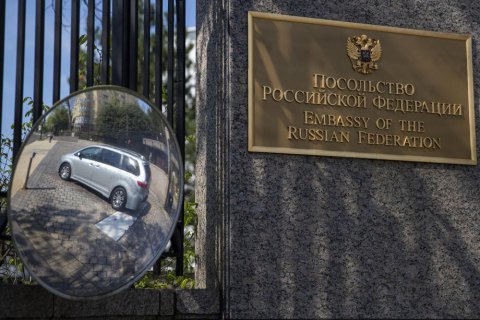 США требуют от 24 российских дипломатов покинуть страну в течение месяца 