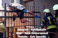 В Киеве мужчина застрял на металлическом заборе