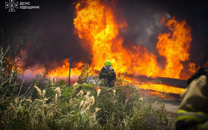 Унаслідок російського обстрілу в Одесі спалахнули пожежі на території підприємства