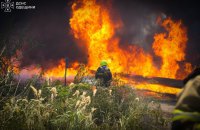 Унаслідок російського обстрілу в Одесі спалахнули пожежі на території підприємства
