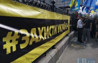 Возле Конституционного суда собираются политики и активисты