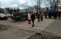 Жители киевских Березняков перекрыли улицу из-за очередного строительства (обновлено, добавлены фото)
