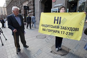 Активисты снова выступили против незаконного строительства 