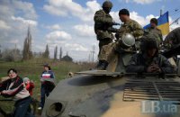 У Краматорську місцеві жителі заблокували українську військову техніку (фото додаються)