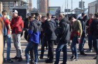 ​МВД: молодые люди возле ЦИК находятся законно в связи с поданной заявкой на митинг
