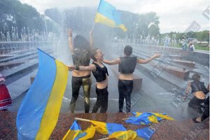 Сусловы открыли у себя в имении фонтан-рулетку с Майдана Независимости