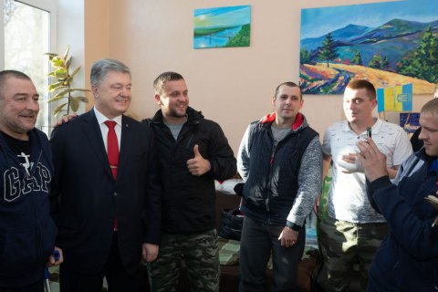 Порошенко відвідав поранених бійців у військовому госпіталі