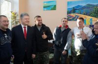 Порошенко відвідав поранених бійців у військовому госпіталі