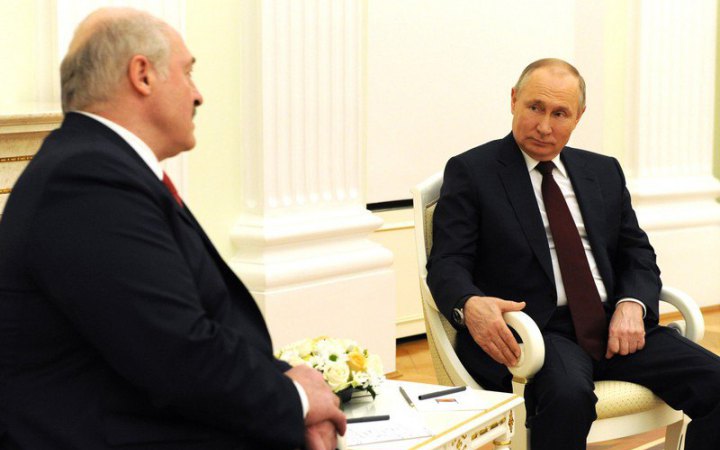 Путін обговорює з Лукашенком, чи буде Білорусь існувати самостійно, – Подоляк