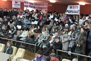 В Сумах 3 тысячи студентов вышли на митинг в защиту бывшего ректора