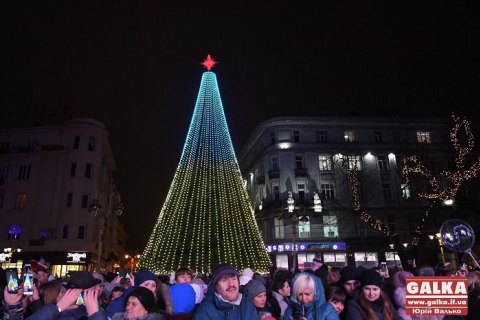 В Ивано-Франковске мужчина залез на главную елку города