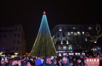 В Ивано-Франковске мужчина залез на главную елку города