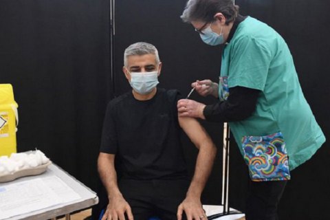 Мер Лондона отримав перше щеплення від ковіду