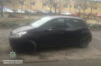 Мешканка Львова провезла патрульного півкілометра на капоті