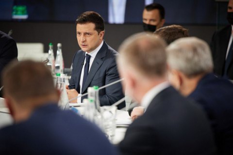 Зеленский призвал людей "включить мозг" и вакцинироваться от COVID-19
