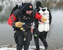 К Рождеству днепропетровские дайверы украсили подводный лес 