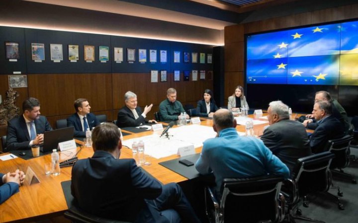Порошенко на зустрічі з делегацією Міжнародного демократичного союзу закликав прискорити постачання зброї для ЗСУ
