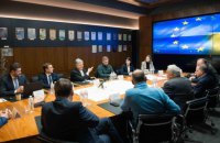Порошенко на зустрічі з делегацією Міжнародного демократичного союзу закликав прискорити постачання зброї для ЗСУ