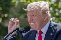 Трамп обвинил Facebook и СМИ в заговоре против него