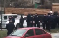 У Києві демонтували паркан автосалону на бульварі Дружби Народів (оновлено)