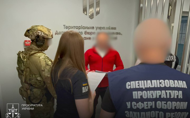Кілька працівників Ужгородського РТЦК отримали підозри за знущання над військовозобов'язаними