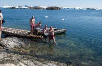 Украинские полярники отметили Крещение купанием в бухте