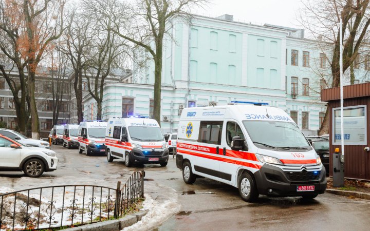 Епіцентр передав МОЗ чергову партію з десяти автомобілів швидкої допомоги