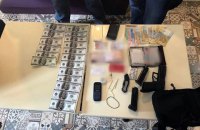 В Киеве поймали мужчину при попытке продать 3500 поддельных долларов (обновлено)