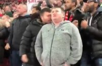 Фан на "Энфилде" "показал" слепому болельщику "Ливерпуля", как Салах забил гол в матче с "Наполи"