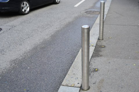 Новые стройнормы предусматривают установку металлических столбиков на тротуарах перед пешеходными переходами