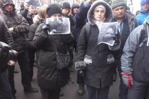 Митингующие продолжают пикетировать здание МВД