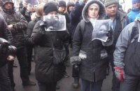 Митингующие продолжают пикетировать здание МВД