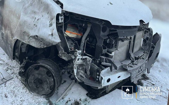 На Сумщині росіяни вдарили дроном по цивільному евакуаційному автомобілю