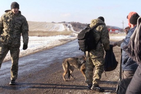 Журналистов не пустили к Порошенко, обвинив их в мошеничестве и хранении оружия