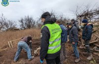 В селі Правдине на Херсонщині правоохоронці ексгумували тіла семи мирних мешканців, яких розстріляли військові РФ, - ОГ