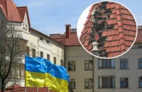 В Черновцах молния попала в крышу детской больницы 