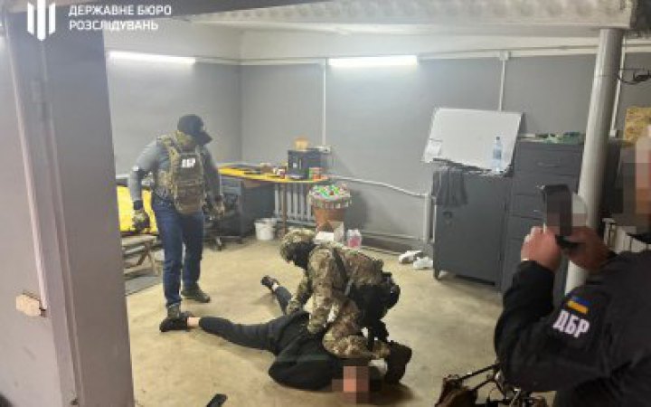 Син військкома із Вінничини за $20 тисяч обіцяв документи для виїзду за кордон