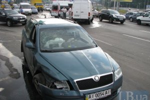 На мосту Патона микроавтобус протаранил легковой автомобиль