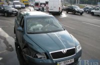 На мосту Патона микроавтобус протаранил легковой автомобиль