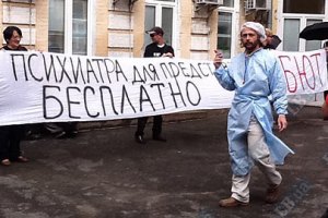 Противники Тимошенко поиграли в медиков