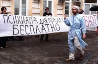 Противники Тимошенко поиграли в медиков
